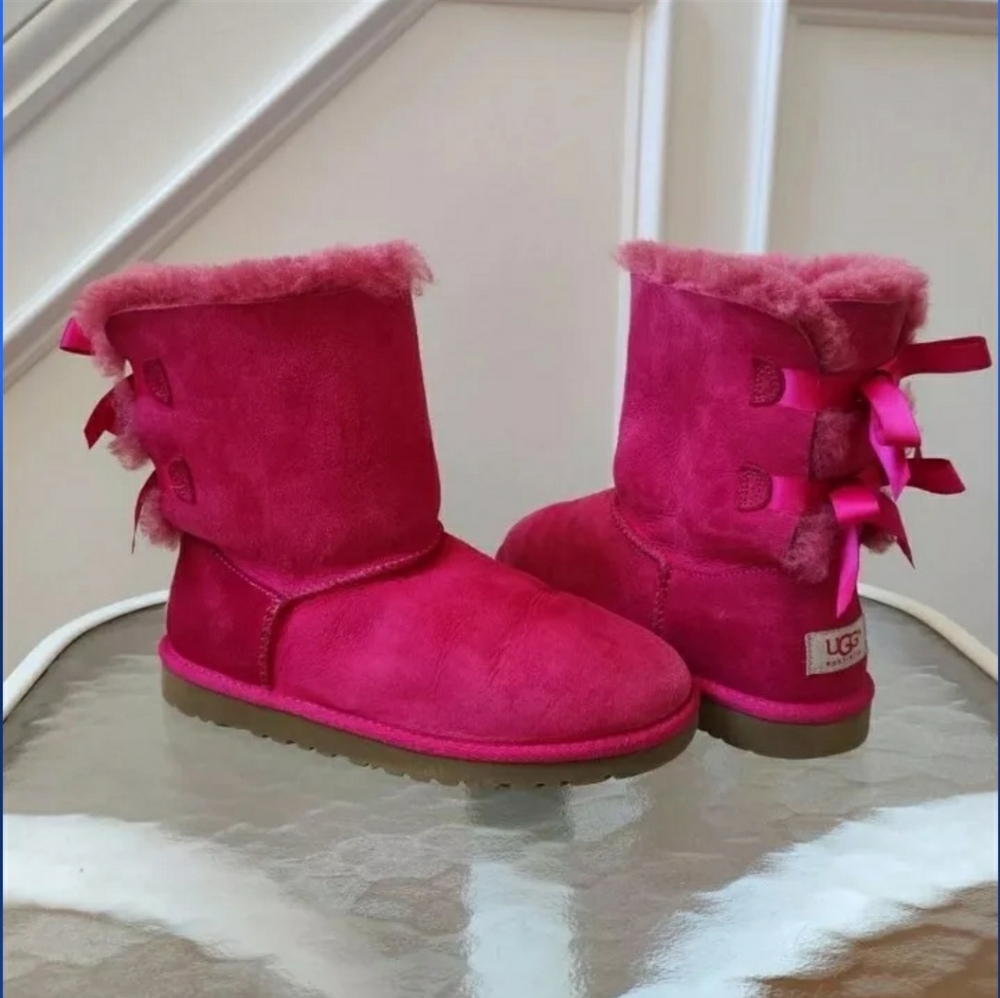 UGG Australia  Bailey Bow II Pink Round Toe Shearling Snow Boots Sz 6